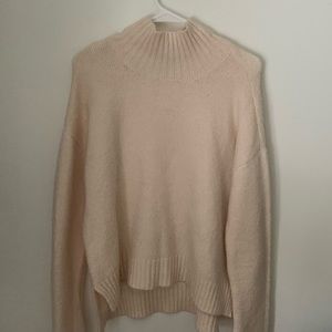 SOFT CREAM TURTLENECK SWEATER